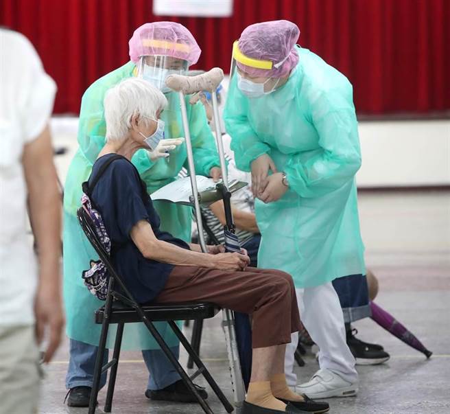 長者只需坐定位後，現場的工作人員依序流動提供包含問診到打針的服務，圖為工作人員向施打疫苗的長者詢問現況，以研判是否給予施打疫苗。（鄭任南攝）