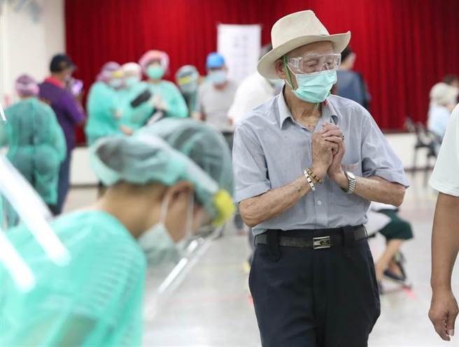 順利接種疫苗後，一位長者離去時向現場的工作人員致謝。（鄭任南攝）
