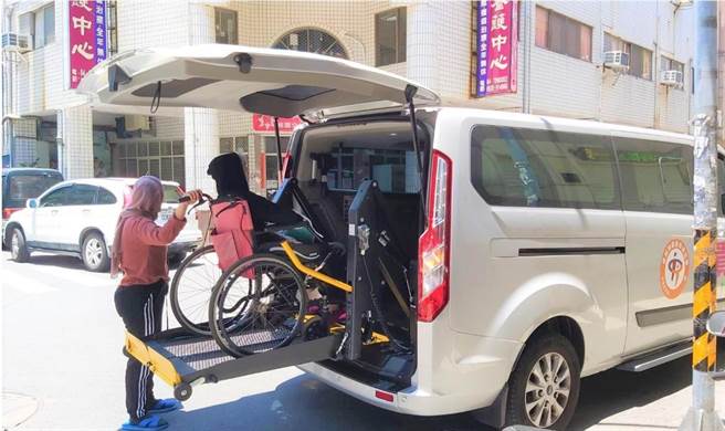 接送失能长者接种AZ疫苗，彰化县启动长照就医专车。（彰化县政府提供／吴敏菁彰化传真） 