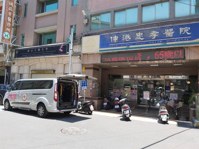 接送失能长者接种AZ疫苗，彰化县启动长照就医专车。（彰化县政府提供／吴敏菁彰化传真） 