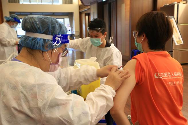 照服员1545人，10个场次疫苗接种。（彰化县政府提供／吴敏菁彰化传真）