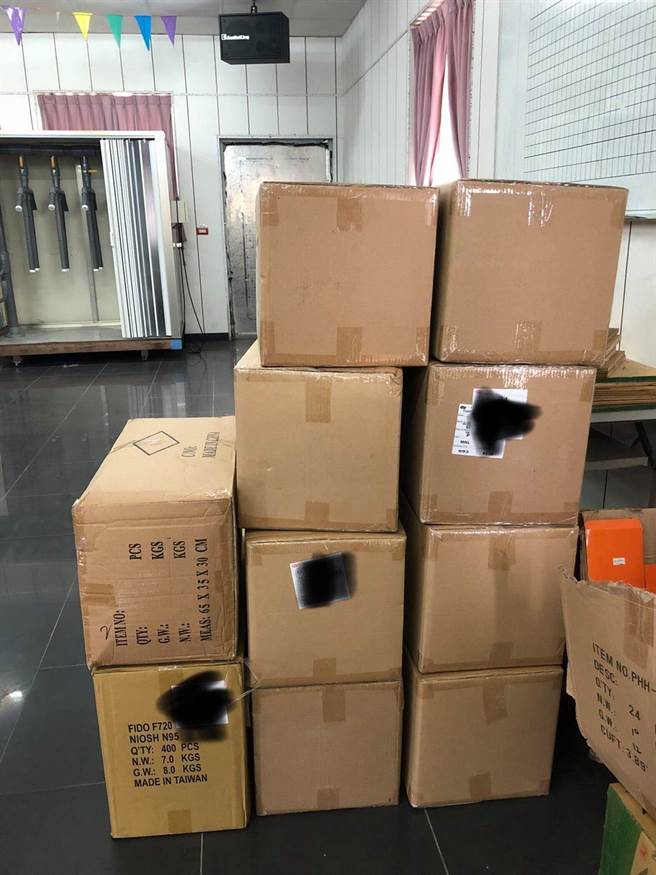 胡瓜捐赠防疫物资给苗栗县政府。 （摘自脸书）