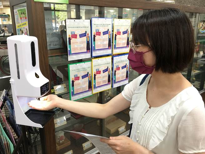 弘扬佛法的松柏仁波切(Khenpo Lama)主动无偿捐赠移民署全自动红外线测温消毒一体机共150台。(戴志扬翻摄)