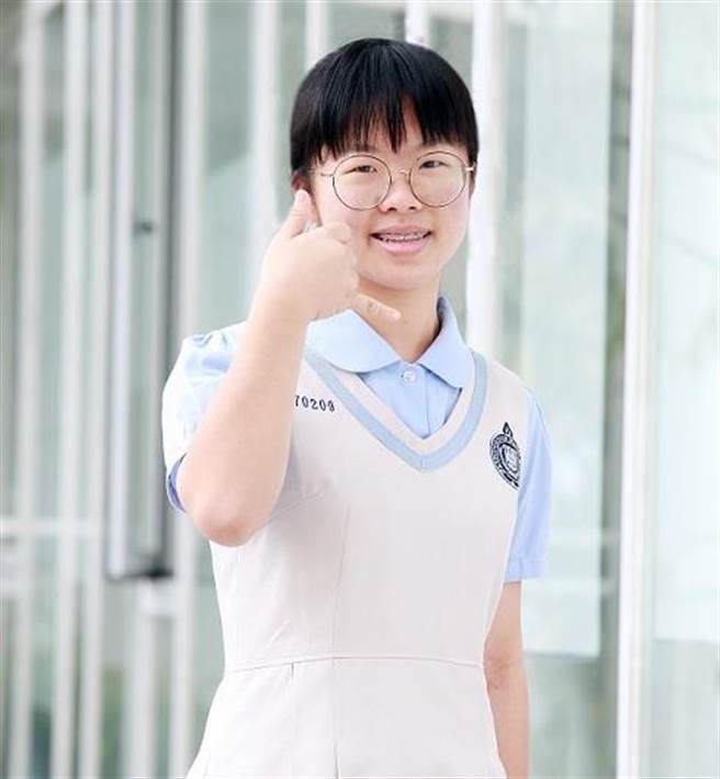 台中市华盛顿中学国3女学生池旻柔以5科A＋＋，作文6级分成绩，名列全国榜首。（台中市华盛顿中学提供／张妍溱台中传真）