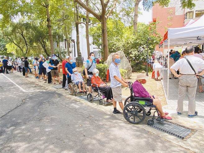 高龄接种再传死讯，中坜区16日1名90岁王姓老翁上午在桃园自强国中接种站接种，返家后感到不适突然昏倒。（非当事者，蔡依珍摄）