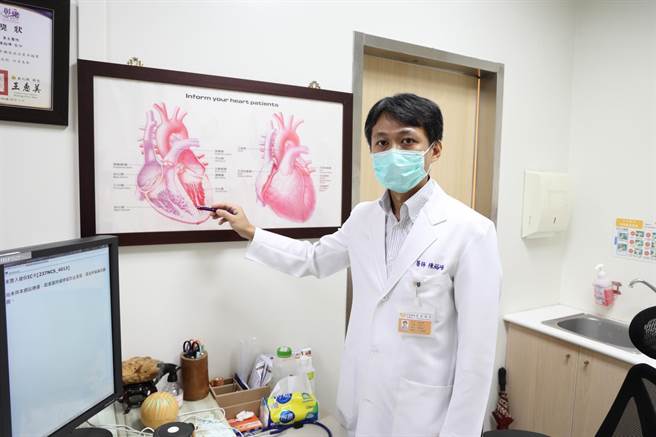 心臟内科主任陈裕峰呼吁，打疫苗才能阻断新冠病毒横行，绝对利大于弊，对于打AZ疫苗有疑虑的心血管疾病患者，可透过就诊或视讯诊疗、电话诊疗请医师协助评估，确保自身健康安全。（员荣医院提供／谢琼云彰化传真）