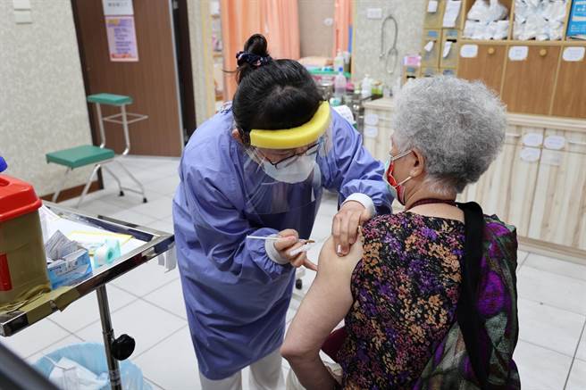 新冠疫苗全台开打，彰化县15日起在卫生所、医院诊所和大型接种站，针对75岁以上有预约的17400位长者施打疫苗；员荣医院及员生医院自15日起至19日，每日上午0830至1130时，依照核发之疫苗数，安排预约人员每日施打30人次。（员荣医院提供／谢琼云彰化传真）