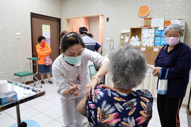新冠疫苗全台开打，彰化县15日起在卫生所、医院诊所和大型接种站，针对75岁以上有预约的17400位长者施打疫苗；员荣医院及员生医院自15日起至19日，每日上午0830至1130时，依照核发之疫苗数，安排预约人员每日施打30人次。（员荣医院提供／谢琼云彰化传真）