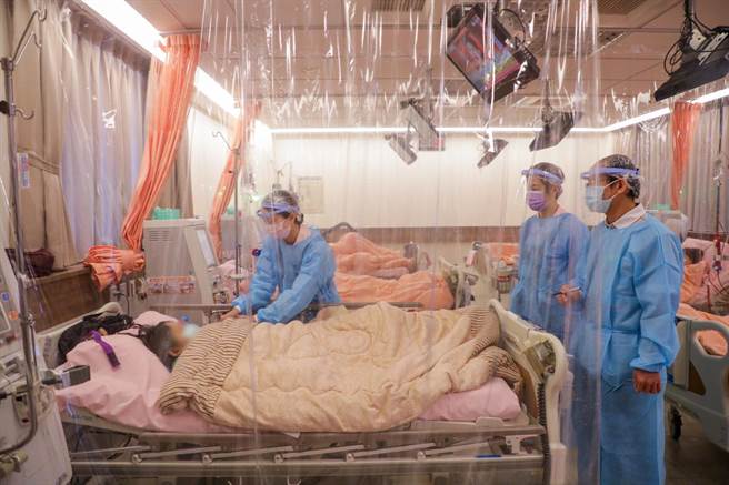 台中市长卢秀燕视察洗肾机构疫苗施打情形。（本报资料照片）