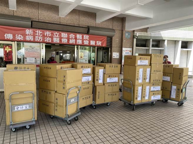 中嘉捐贈快篩試劑予雙北警局，共4萬劑分批送抵院所供警方運用。（中嘉提供）