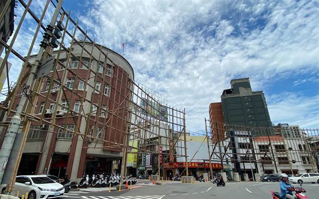 新竹市光临艺术节硬体工程近期还在如火如荼施工中，但因疫情仍看不到尽头，市府今天再次忍痛喊卡。（陈育贤摄）