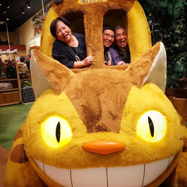 郭子携90岁老父打疫苗 台中规划好5分钟就完成。(图/祈普行提供)