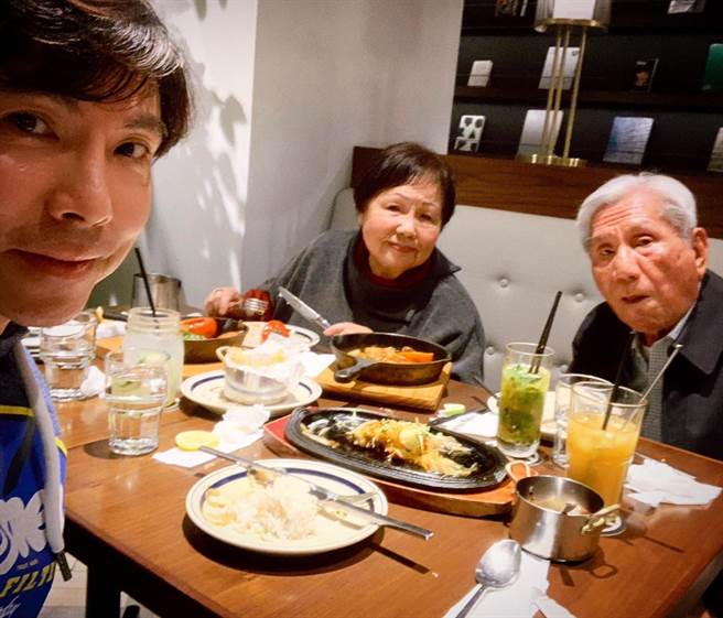 郭子年初跟爸妈聚餐。（祈普行提供）