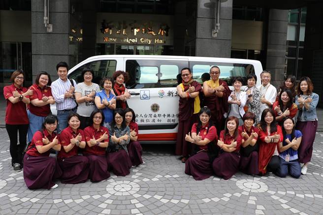 仁波切捐赠消毒机给移民署。（陈鸿伟翻摄）