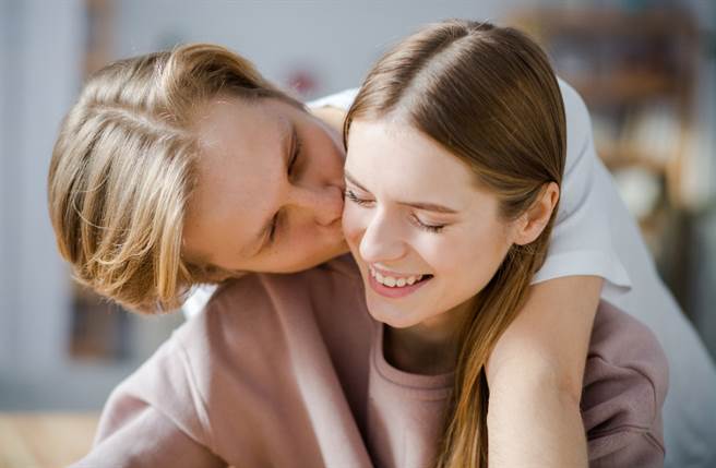 白羊座、摩羯座、处女座的人天生爱吃醋，不允许其他人过度接近自己的爱人或好友。（图／Shutterstock）
