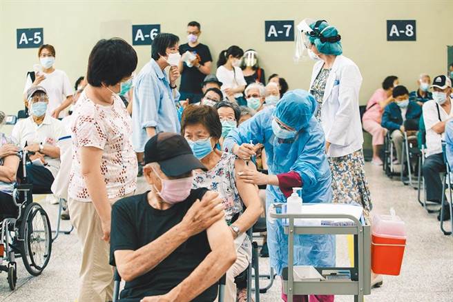 AZ疫苗启动大规模接种，却陆续传出有长者接种后猝死。（示意图，本报资料照）