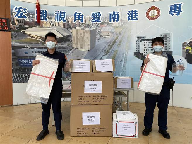 北市议员及企业家捐赠防疫装备给南港分局。（翻摄照片／林郁平台北传真）