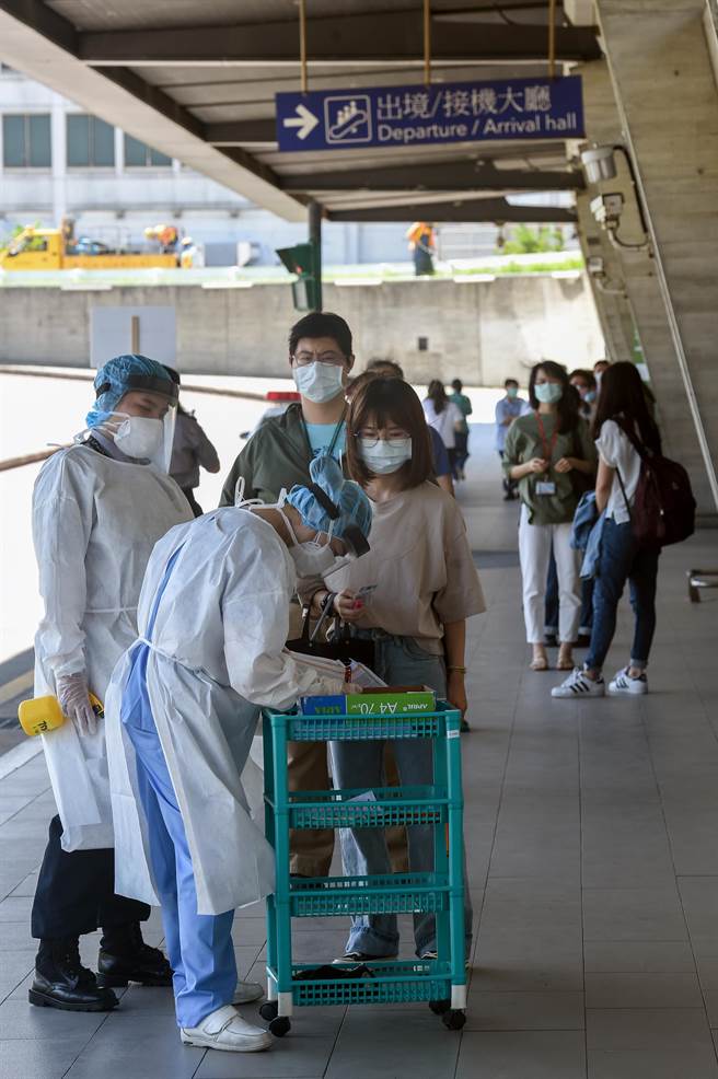 国境防疫第一线的桃园机场工作人员，17日上午9时起，包含海关、移民署国境事务大队、检疫人员、航警等CIQS人员，或是信实集团清消人员、桃园航勤公司，免税店的员工等等国门第一线的工作人员共200人，分3梯次施打AZ疫苗。（陈麒全摄）