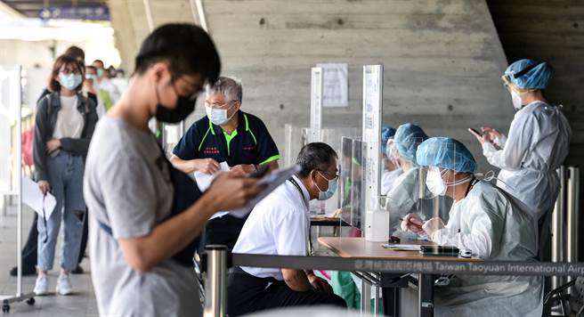 国境防疫第一线的桃园机场工作人员，17日上午9时起，包含海关、移民署国境事务大队、检疫人员、航警等CIQS人员，或是信实集团清消人员、桃园航勤公司，免税店的员工等等国门第一线的工作人员共200人，分3梯次施打AZ疫苗。（陈麒全摄）