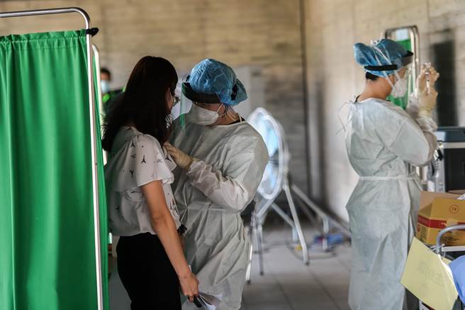 国境防疫第一线的桃园机场工作人员，17日上午9时起，包含海关、移民署国境事务大队、检疫人员、航警等CIQS人员，或是信实集团清消人员、桃园航勤公司，免税店的员工等等国门第一线的工作人员共200人，分3梯次施打AZ疫苗。（陈麒全摄）