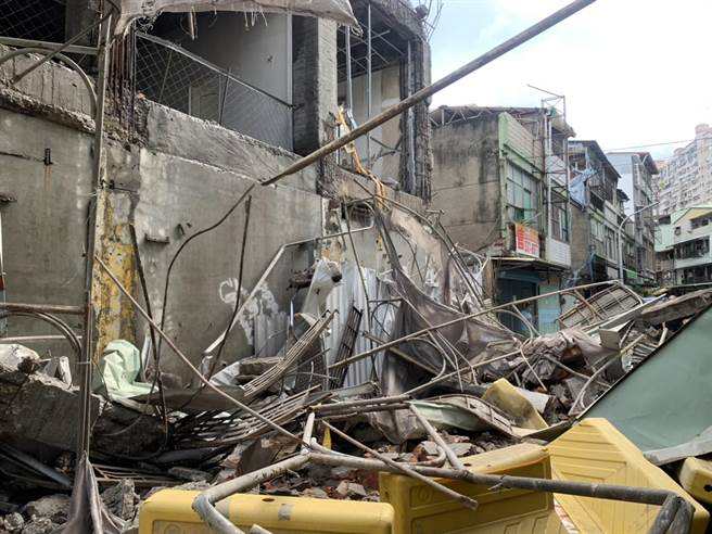 高雄前今日戏院拆除作业意外频传，今午发生三度外墙 倒塌砸毁一部机车事故，幸无人伤亡。（中时资料照）