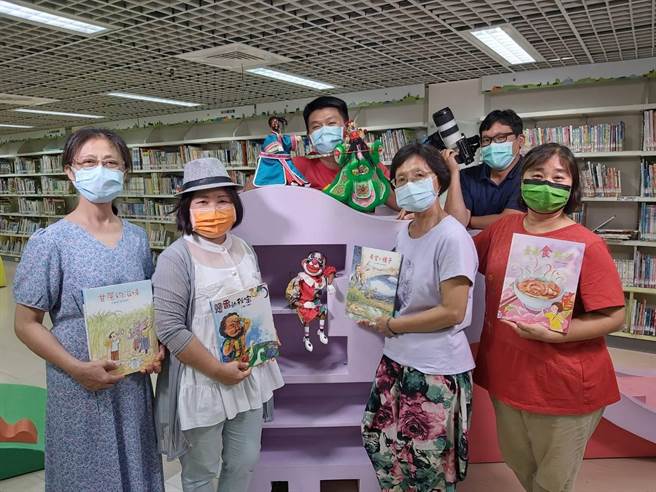 台南市政府文化局特别录制「阿哲陪你一起带小孩：线上故事屋」节目，新营文化中心袋鼠妈妈故事团也义不容辞地参与录制。（台南市政府提供／张毓翎台南传真）