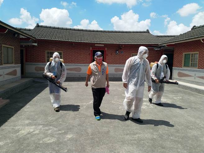 顶新和德文教基金会，聘请专业消毒团队来协助全乡消毒工作
