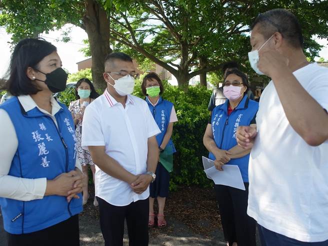 云林县2长者施打疫苗后死亡，云林县长张丽善（左）前往慰问并由卫生单位厘清死因。（张朝欣摄）