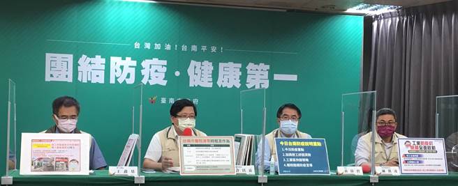 针对全台至少16起施打AZ疫苗后猝死，台南市长黄伟哲说，目前台南并未出现缓打潮。(曹婷婷摄)