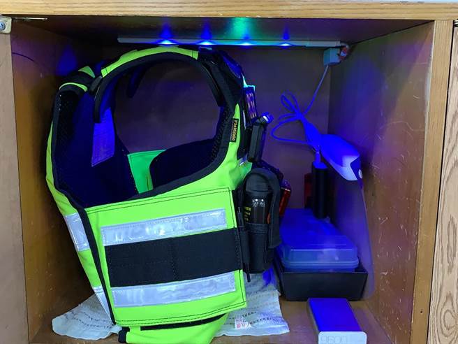 国际同济会台中会，日前捐赠23组最新式的LED紫外线杀菌灯给雾峰分局雾峰派出所员警使用，个人置物柜装上紫外线杀菌灯后，将对员警使用的装备净化。（雾峰分局提供／黄国峰台中传真）