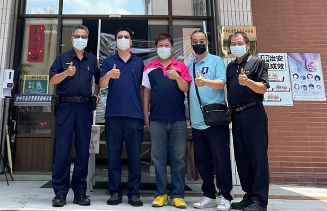 国际同济会台中会，日前捐赠23组最新式的LED紫外线杀菌灯给雾峰分局雾峰派出所员警使用。（雾峰分局提供／黄国峰台中传真）