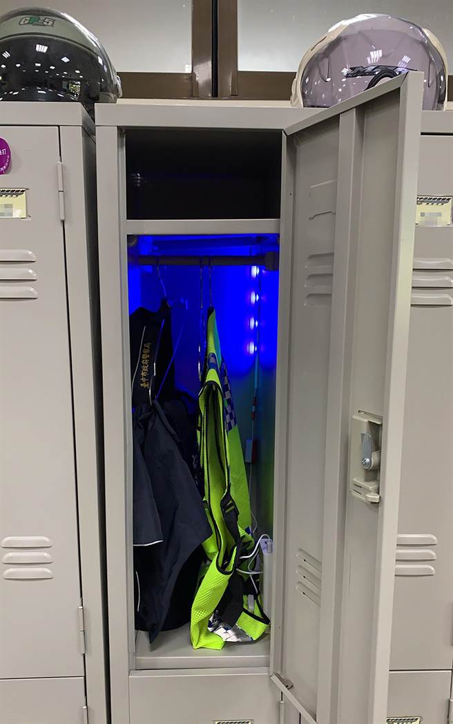 雾峰分局雾峰派出所员警将紫外线杀菌灯装在衣柜。（雾峰分局提供／黄国峰台中传真）