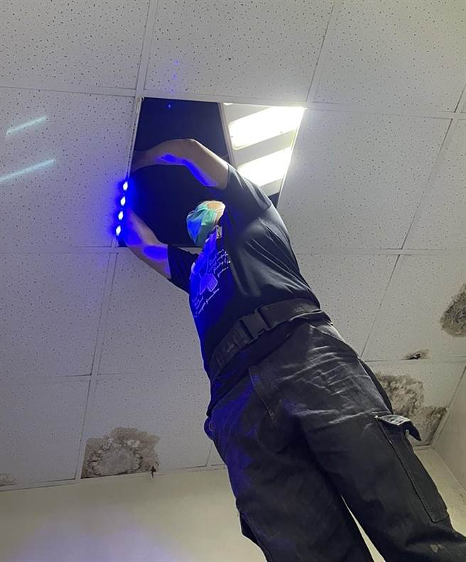 国际同济会台中会，日前捐赠23组最新式的LED紫外线杀菌灯给雾峰分局雾峰派出所员警使用，图中员警将紫外线杀菌灯也装在枪柜室。（雾峰分局提供／黄国峰台中传真）