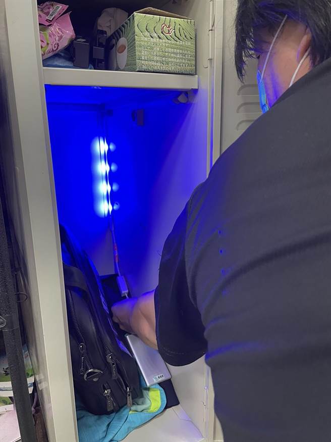 雾峰分局雾峰派出所员警将紫外线杀菌灯装在个人置物柜。（雾峰分局提供／黄国峰台中传真）