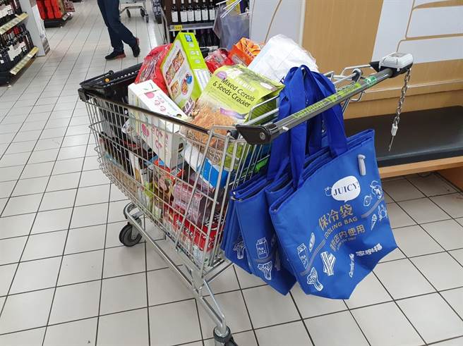 面臨疫情三級警戒期延長，民生物資搶囤現況不減。