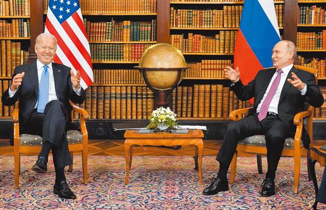 美国总统拜登（左）和俄罗斯总统普丁（右）16日在瑞士日内瓦拉格兰奇别墅会晤。（路透资料照）