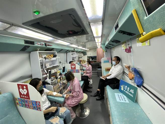 清景麟建筑团队日前直接向台南捐血中心提出申请，鼓励员工放公假捐血。(曹婷婷摄)