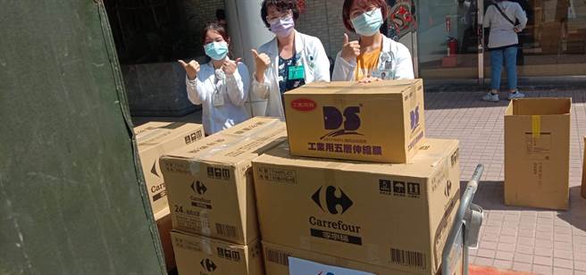 家乐福三民店今送100份现做「家乐福烘焙防疫包」至亚东医院挺医护。（家乐福提供）