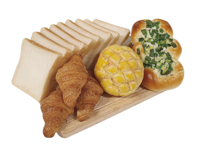 家乐福「A型防疫包A-1」，1包白吐司半条、1个台式小波萝、1个古早味三葱麵包、3个法式手工米你羊角，99元。（家乐福提供）