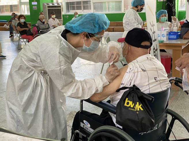 新北市今上午疫苗接種率僅有45％，部分里長表示，前幾天里民施打意願都很踴躍，但昨日新聞死訊一出後，不少長者家屬被嚇到，間接影響施打意願。（樹林區公所提供）