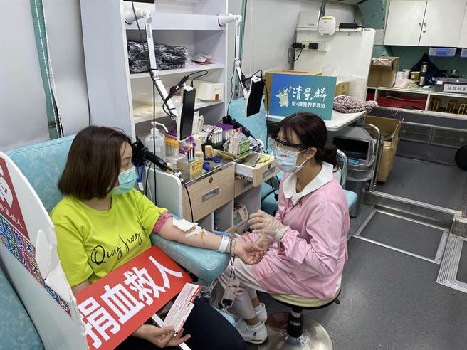 清景麟建築團隊號召58名員工捐出熱血，鼓勵全集團南部員工自願參與響應，並且提供公假以及營養品補充，支持捐血行動。（柯宗緯翻攝）