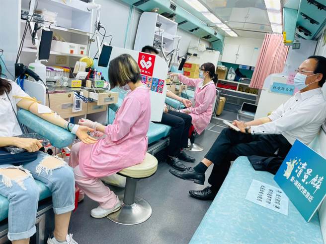 清景麟建築團隊號召58名員工捐出熱血，鼓勵全集團南部員工自願參與響應，並且提供公假以及營養品補充，支持捐血行動。（柯宗緯翻攝）