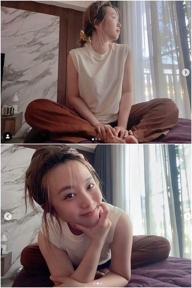 鄭茵聲前2張還穿著上衣甜美自拍。（圖／翻攝自IG）
