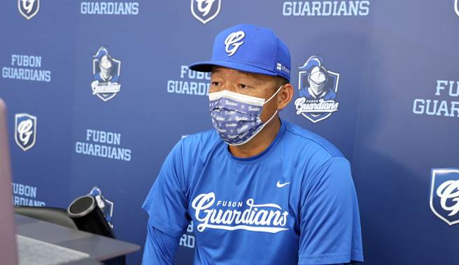 富邦悍将投手教练吴俊良。（富邦悍将提供）