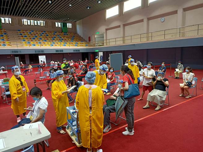 设在宜兰运动公园体育馆的宜兰县溪北疫苗接种中心效仿日本「宇美町式」安排，以「医护人员移 动、患者不动」的方式帮民眾接种疫苗。（胡健森摄）