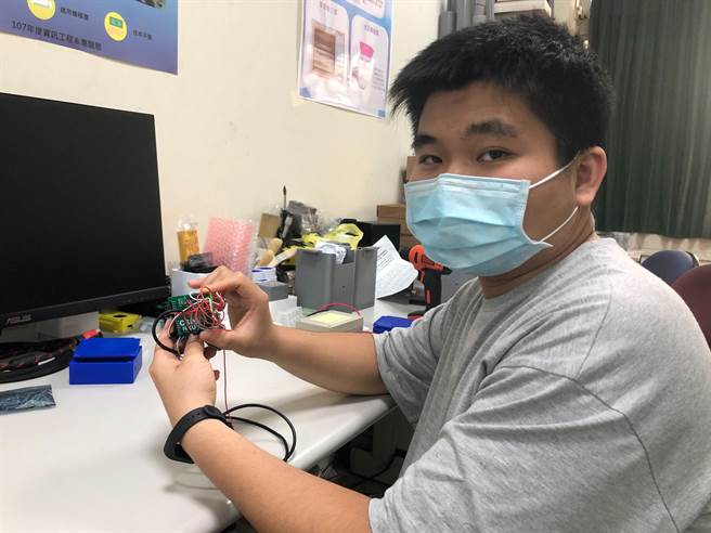 弘光資工系大四生張承鈞專題實作貼近產業需求，畢業即就業。（圖/弘光科技大學提供）