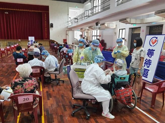 受到施打AZ疫苗后猝死影响，台中快打站出现明显「缓打潮」。（大台中诊所协会提供／王文吉台中传真）