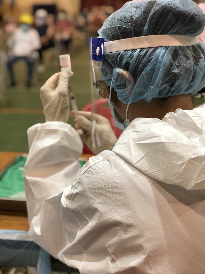 快打站医护精准抽取疫苗。（大台中诊所协会提供／王文吉台中传真）