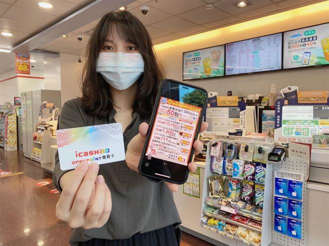 7-11门市内设置中国信托及国泰世华ATM，家长携带孩童健保卡与个人提款卡，透过简单4步骤快速领取，并加码专属优惠。（7-11提供）