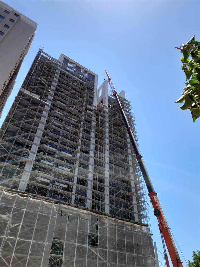 桃园龟山35岁张姓工人16日早上在文化2路1处工地拆除鹰架时，疑似上方鹰架被强风吹落，从13楼高摔下送医不治。（翻摄照片／赖佑维桃园传真）